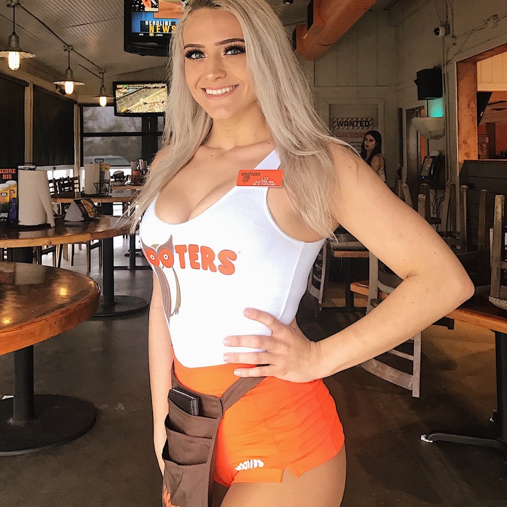 Hooter’s Outfits